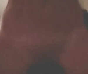 占主导地位的妻子在厨房里用她的阴部强迫她虚弱的丈夫。 年轻的黑人肛门