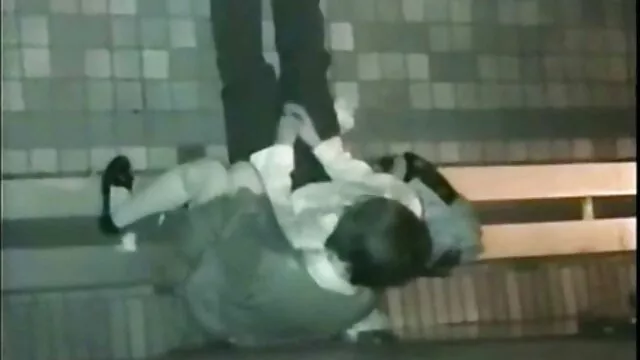 一个女孩画的嘴唇业余在浴室。 女同性恋肛门性交