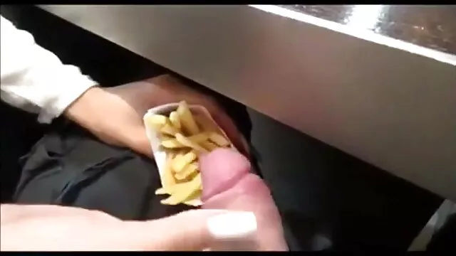 丈夫抛出他的妻子的屁股，一升瓶。 黑人肛交