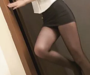 一个女孩的年龄18，孕妇摆脱开放的阴部和黑色的乳头。 性感的肛交