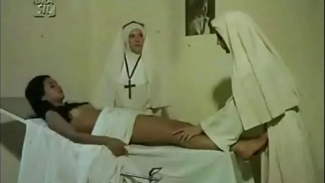 男子与雅尔塔海滩上的一个不知名的女人，然后把她带走。 斯泰西银石肛门