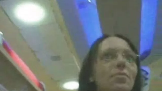 我抓住了他的女朋友khochlushka与办公桌的工作，我剃光。 苜蓿玫瑰肛门