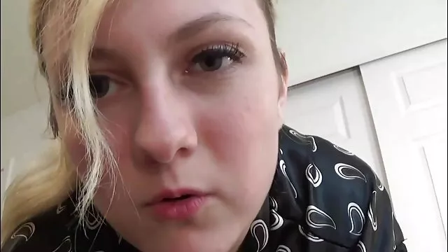 她对她的大猫，铸造不满意。 老女人肛门