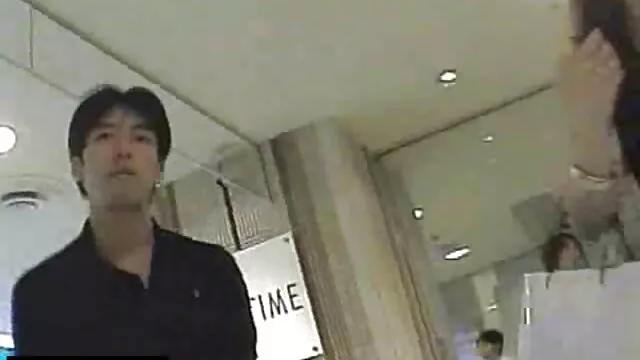打开他是一个巨人。 瘦奶奶肛门