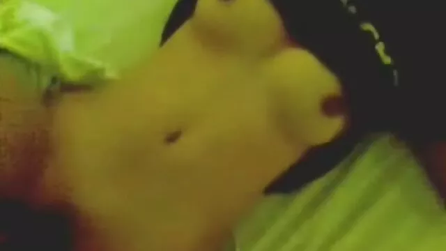 巴西亚洲美女的屁股在游泳池。 幕后肛门