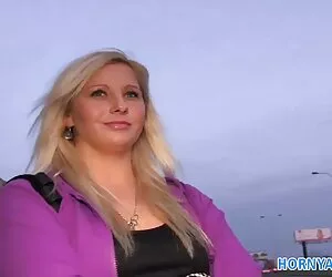百万富翁女人坐在橡胶在卧室里。 肛门入侵色情