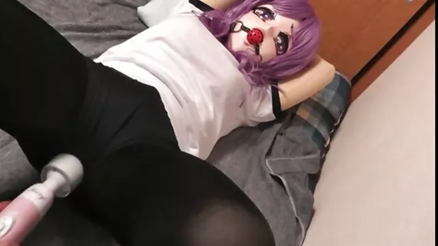 舔pisechku，朱莉娅的18岁的女儿，送垃圾在厨房里。 强烈的肛门的性高潮