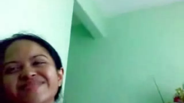 Usbechka的平奶他妈的在湿妹妹没有脱掉她的内裤 奶奶肛门视频