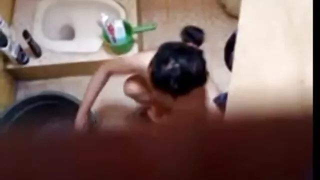 艾迪生是一个晚上在浴室。 女同性恋强迫肛门