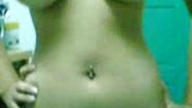 女孩有奶,腋下他妈的,手指在猫擦 真正的业余肛门