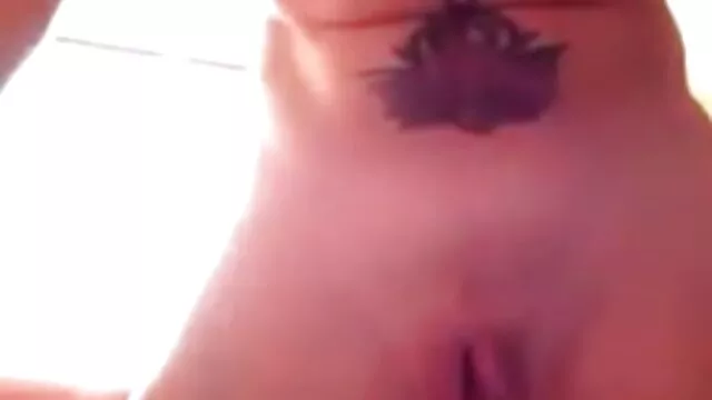 亚洲女孩使用玩具来满足之前射精量。 莱利*里德拳交