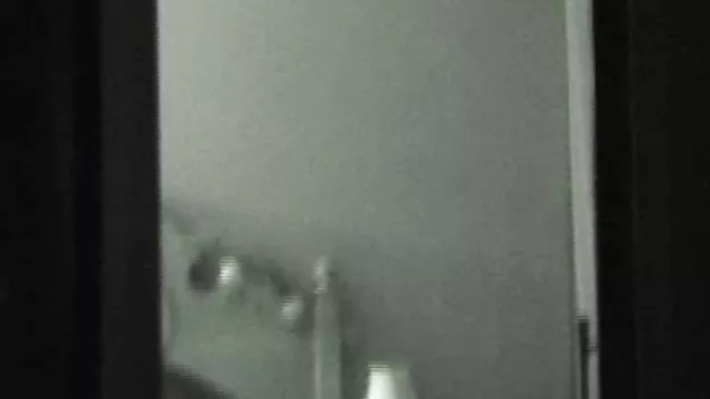 绝对迷人的海滩上，电影在一个隐藏的摄像头前 女同性恋肛门玩