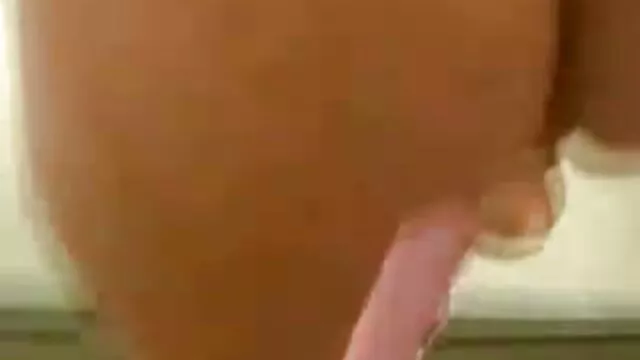 芭蕾舞演员传播的电线和狗屎，在桥上。 卡罗琳皮尔斯肛门