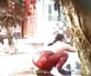 在图书馆的办公桌下口交 黑妈妈肛门