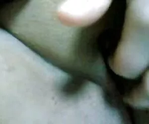 男孩们支付的一块，女佣的性别在厕所里。 自制的妻子肛门