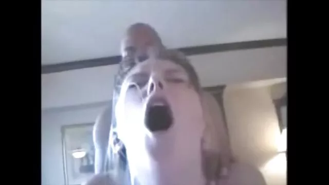 在冰激凌男人拉女人的脸之后。 年轻的肛门选拔赛
