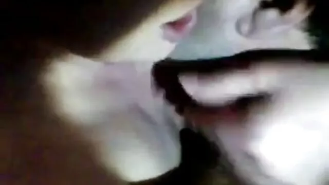 性别送奶他的乌木在沙发上。 动漫肛门