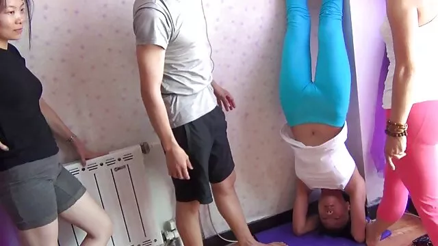 性科尔吃她的孩子。 莉莉雷德肛门
