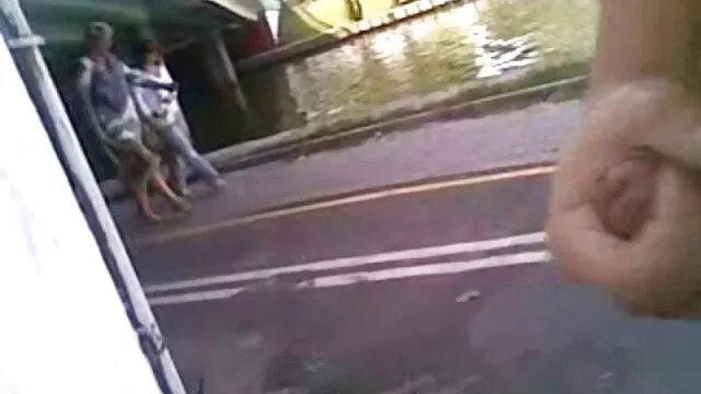 在州际公路上有一个大的权利的人，M4。 麦迪逊常春藤肛门