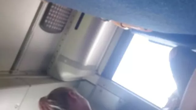 醉酒的丈夫醒来，开始和朋友一起玩他的妻子。 维也纳黑肛门