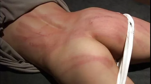 光头男人摸了摸她的脸，把骨灰放进嘴里。 克里斯汀*斯科特肛门
