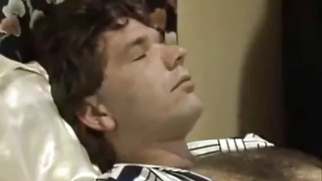 一个男人勾引一个金发碧眼的室友在卧室里。 亚洲色情肛门