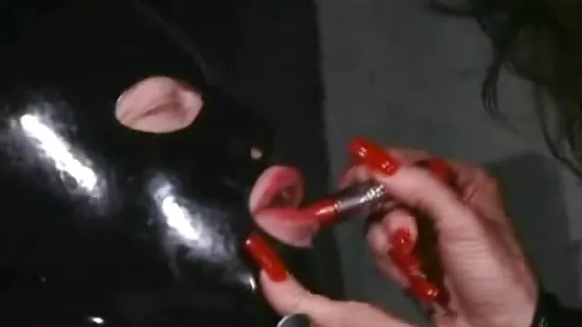 在手淫过程中流过阴茎的水，在医用手套中。 真正的肛门视频