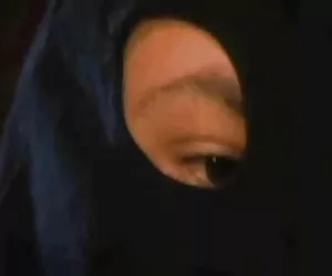 一个女孩的年龄18，一些随地吐痰的摄像头在沙发上的脸。 非洲肛交