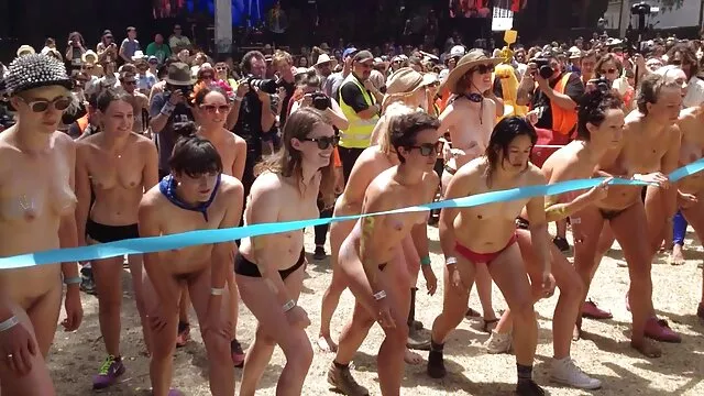 美丽的里斯有他的每一寸男人。 三重肛门