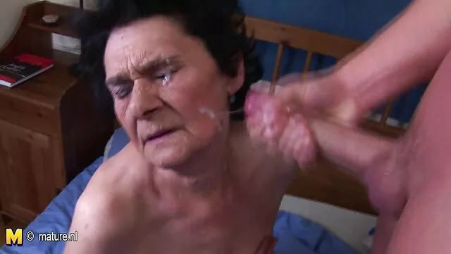 一个穿着屎妹的素色大奶妹，坐在一个大的上。 金发碧眼的摩洛伊斯兰解放阵线的肛门