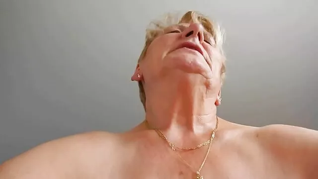 棕色他妈的在树林里 年轻的色情肛门