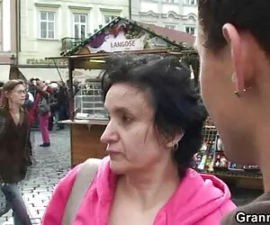 妻子是无意识的，而她的丈夫赤裸裸的猫。 卡佳三叶草肛门