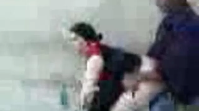 男孩搬进了隔壁的房子。 非常瘦的肛门