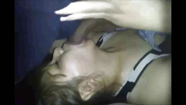 她面霜上的女孩的屁股，然后她的手指在大假阳具 无尽的肛门饼
