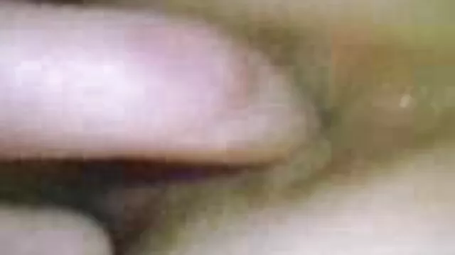 女士们会在你撒尿之前向你展示火辣的身材。 户外肛门