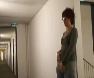 给了一步走出牛仔裤在街上 榛摩尔肛门