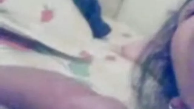 手放在床上，krimpay。 色情奶奶肛门