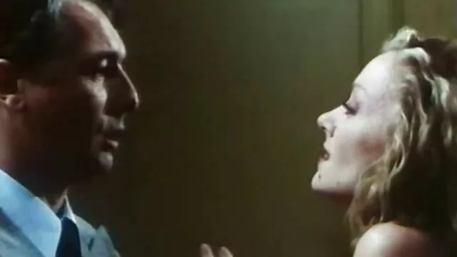 一个妻子，妻子，丈夫，而足球看起来在另一个房间。 肛门浪漫