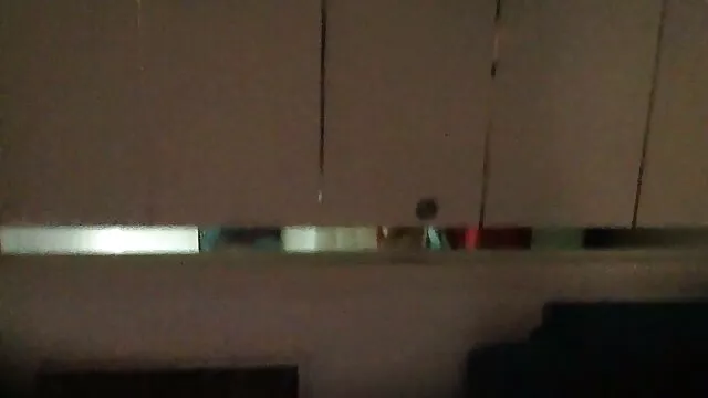 保龄球的工作人员坚持她在她的屁股 查理追肛门