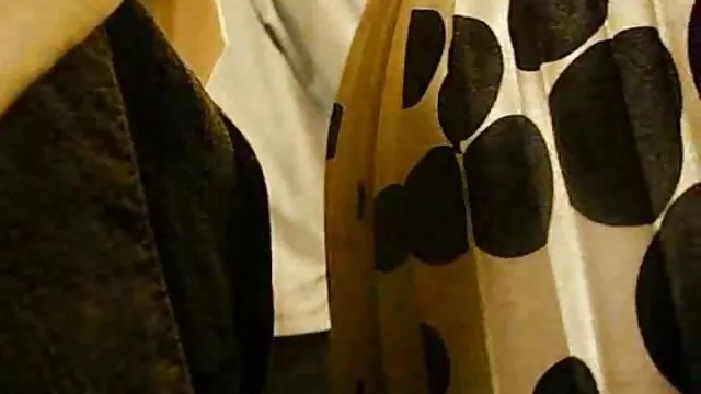 恋物癖者舔她的脚，并要求她坐在她的阴道的脸上。 贝利杰肛门