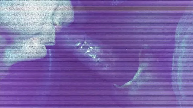 工作人员正在捍卫经理的脸。 乌鸦肛门